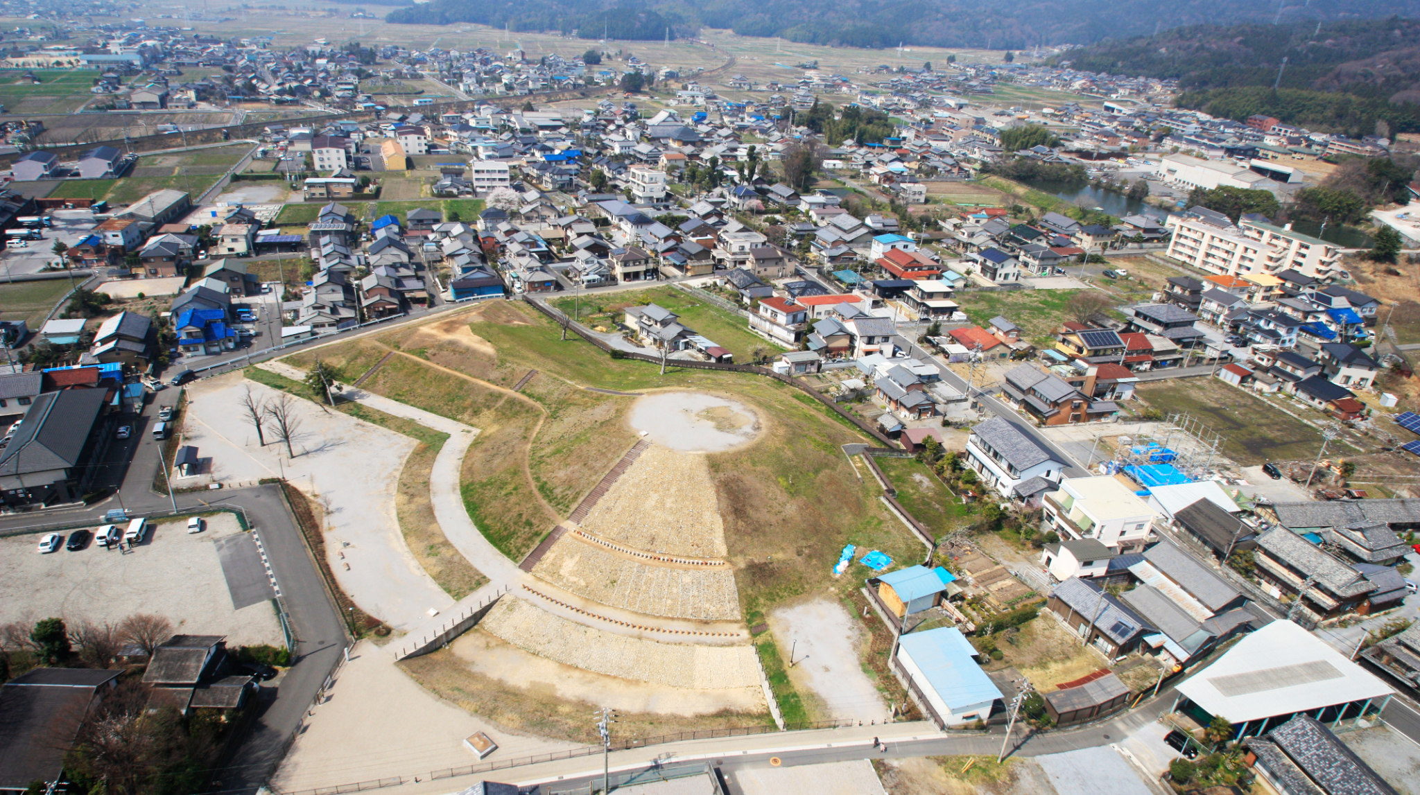 昼飯大塚古墳と周辺の町並みの空中写真